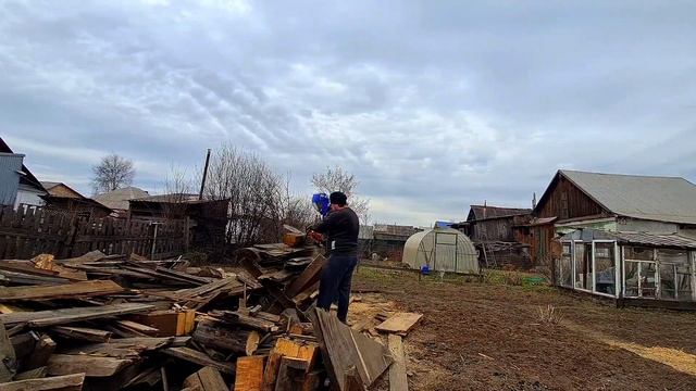 Дачные выходные. Пилим дрова/деревья. Чуть не покалечили соседку. смотреть онлайн