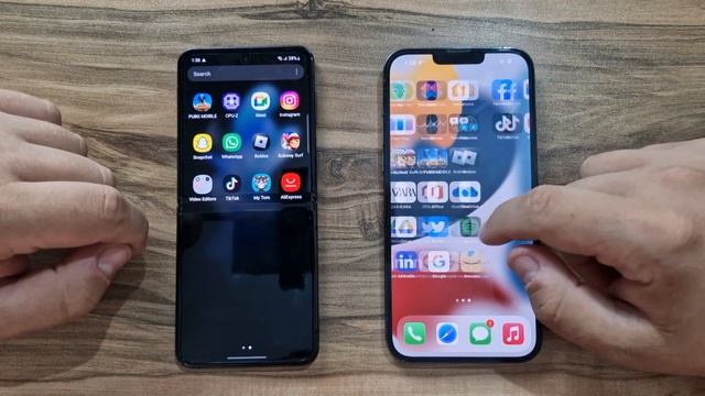 Samsung Galaxy Z Flip 4 vs iPhone 13 Pro Max смотреть онлайн