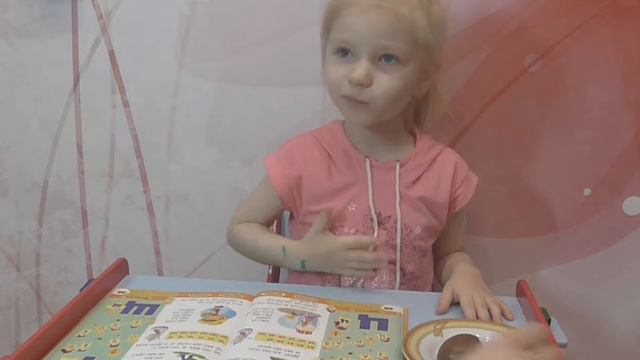 Самое популярное обучающее видео - Учимся читать по слогам и распаковываем киндеры Хелло Китти смотреть онлайн