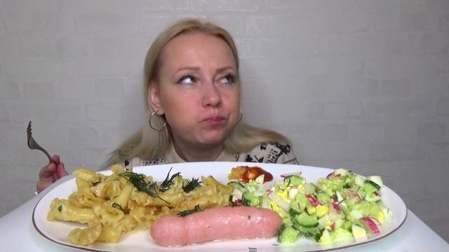 МУКБАНГ МАКАРОНЫ С СОСИСКАМИ, ДОЕДАЮ ВКУСНЯТИНУ,САЛАТ с ЯЙЦАМИ/Mukbang еда на камеру/не АСМР/ смотреть онлайн