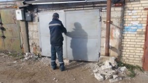 Ремонт в гараже СВОИМИ РУКАМИ?! Как  поднять ГАРАЖНЫЕ ВОРОТА в одиночку?!