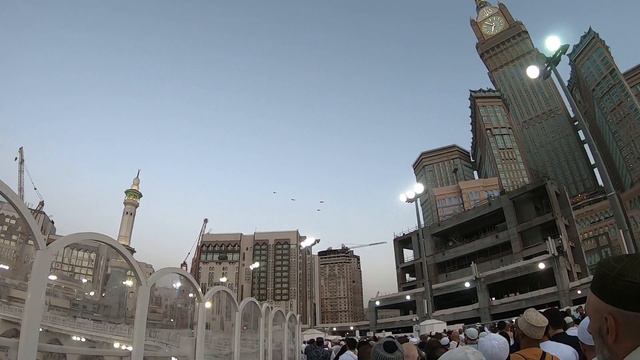 Как делает тауаф (обход Кабы) Король Саудовской Аравии смотреть онлайн