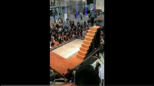 Фантастический номер с лестницей и батутом смотреть онлайн