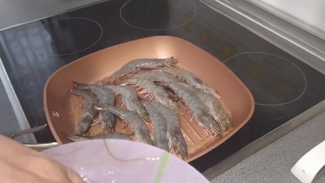 Креветки с чесноком и петрушкой смотреть онлайн