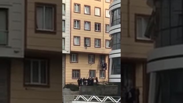 Обычные прохожие спасли ребёнка от падения из окна. смотреть онлайн