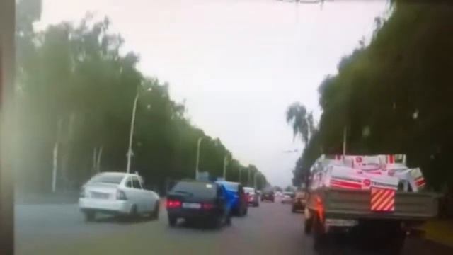 В Стерлитамаке свадебный кортеж перекрыл дорогу смотреть онлайн