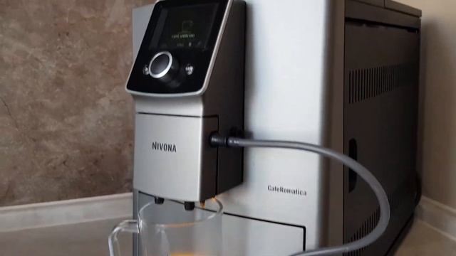 Кофемашина Nivona CafeRomantica 821. Готовим американо. Слушаем, как работает система. смотреть онлайн