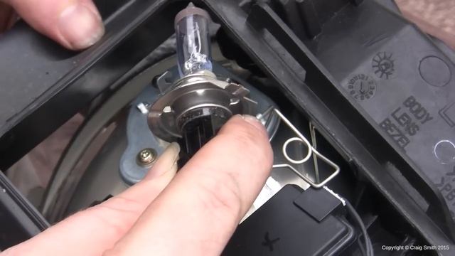 Simple how-to: Change headlight bulbs, Ford Focus Mk1 смотреть онлайн