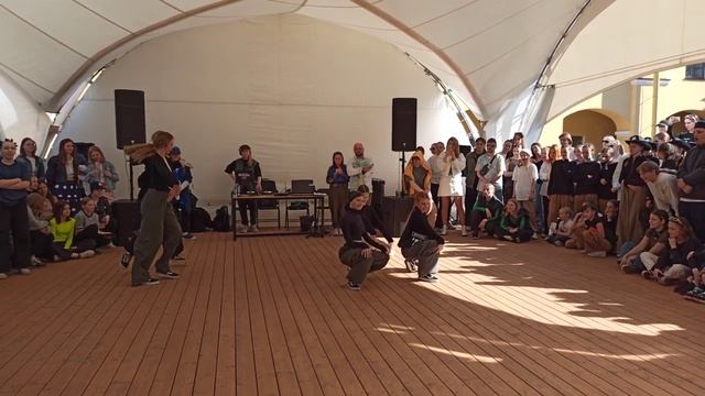 Танцевальный баттл от школы танцев TODES в Никольских рядах Санкт-Петербурга смотреть онлайн