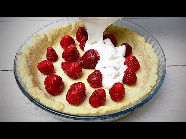 2 ЯЙЦА + СМЕТАНА И КУСОЧЕК МАСЛА! Обалденный ПИРОГ с Клубникой, Готовлю 3-й День подряд смотреть онлайн