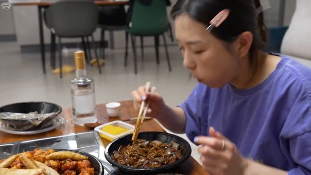 Real Mukbang:) Jjajangmyun & kaoliang spirits ☆ ft. Spicy Sichuan sweet and sour pork смотреть онлайн