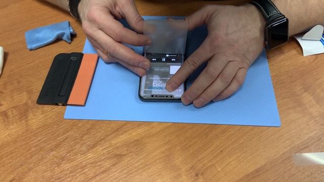 Гидрогелевая защитная плёнка SKY ARMOR. Наклеиваем свежую плёнку на iPhone X. смотреть онлайн