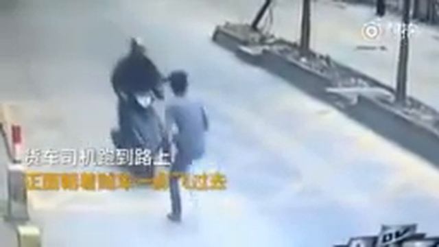В Китае водитель фуры поймал вора, вытащившего у него телефон смотреть онлайн