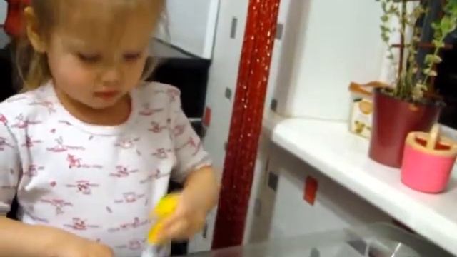 Аленушка клеит и раскрашивает и рассказывает! смотреть онлайн