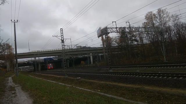 Электропоезда сапсан и ласточка ( ЭВС 1 ЭС2Г ) встречаются неподалёку от станции левобережная смотреть онлайн