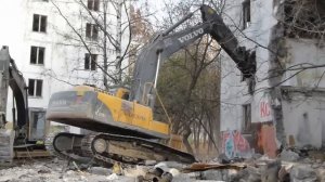 Снос дома экскаватором