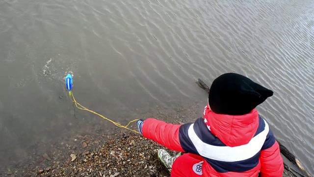 Кормим уточек Запускаем Дори 100 подписчков Feed the ducks Run Dori 100 subscribers смотреть онлайн