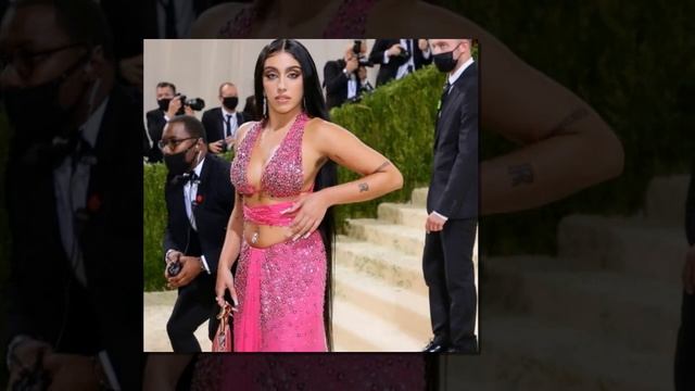 Старшую дочь Мадонны Лурдес Леон не пустили на шоу Marc Jacobs в Нью-Йорке! смотреть онлайн