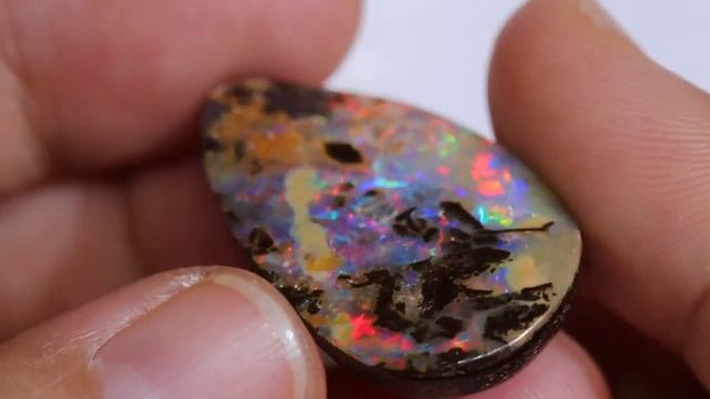 Echter australischer Boulderopal 27,58 Karat/ FLASHY BOULDER OPAL- WELL POLISHED смотреть онлайн