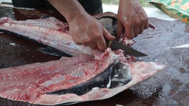 Разделка толстолобика. Булатный нож Скиф. Ножевой двор смотреть онлайн