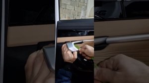 как снимать обшивку задней двери на Geely atlas L