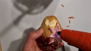Декор пасхального яйца из атласных лент