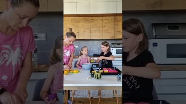 Готовим с детьми! Тыквенные кексы и тыква с чесноком смотреть онлайн