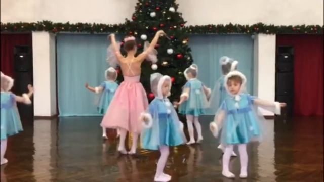 Новогодний онлайн-мюзикл "Мир в ожидании чуда" смотреть онлайн