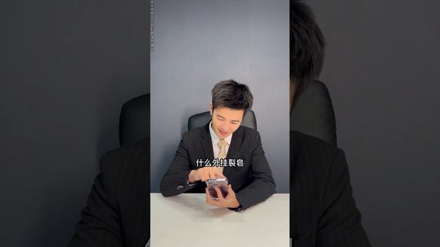 隔壁老板过生，公司员工送金蝉当礼物，结果把嘴里的铜钱换成了巧克力，太损了！ смотреть онлайн