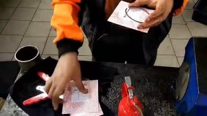 Установка компрессионных и маслосъёмных колец Mahle на поршень Skoda.