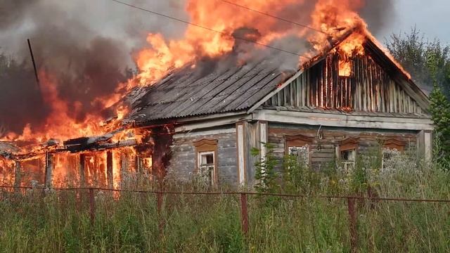 21.07.2021. Горит деревянный дом. Деревня Каменка. смотреть онлайн