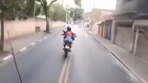 Завораживающая погоня мото-полицейского за мотоциклистом