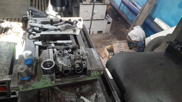 Устранить течь топлива. Ремонт крышки ТНВД Nissan Caravan QR32 смотреть онлайн