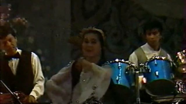 TOSHPOLAT MATKARIMOV 1998-YIL KONSERTDA ZEBONA JONLI IJRO