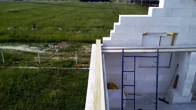 Установка мауэрлата и конькового бруса завершены. смотреть онлайн