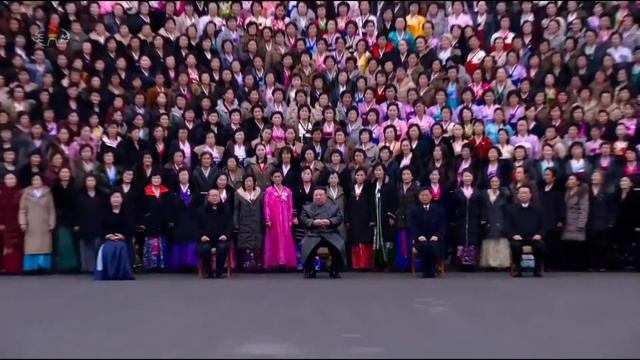 Kim Jong Un had Photo Session with Participants in 5th National Conference of Mothers смотреть онлайн