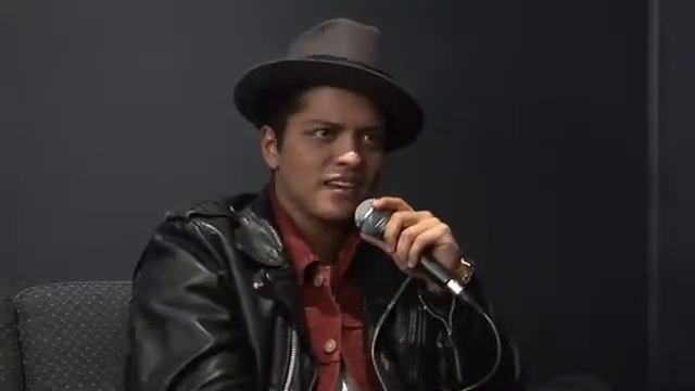 Bruno Mars Interview - He Uses His Fame To Pick Up Girls! смотреть онлайн