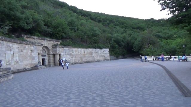 Скачать бесплатные футажи (Пятигорск - гора Машук, площадка у входа к озеру Провал) смотреть онлайн