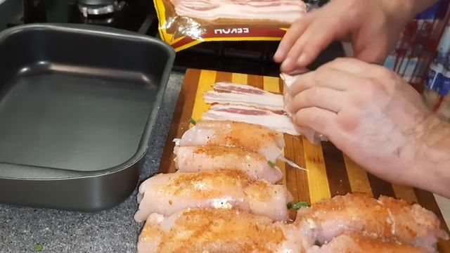 Куриное филе в беконе в духовке. смотреть онлайн