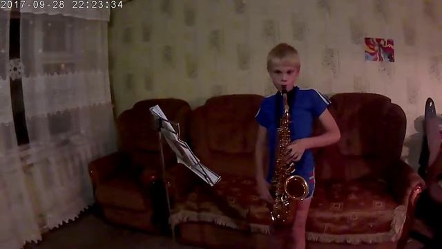 Мелодия как под горкой. Игра на саксофоне смотреть онлайн