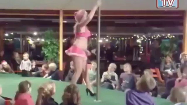 Новогодний стриптиз...для детей смотреть онлайн