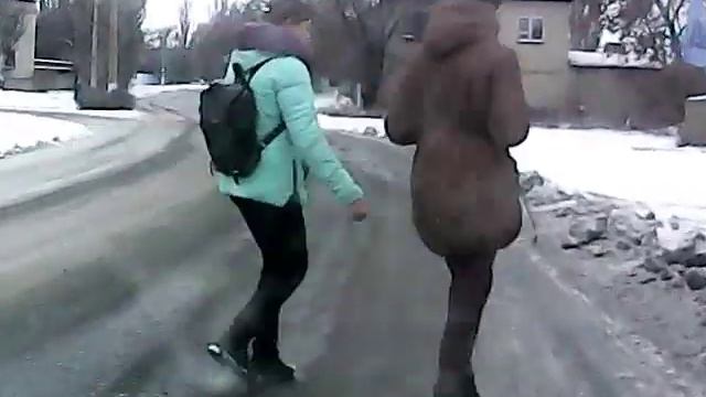 Бесстрашные и видимо бессмертные пешеходы, переходят скользкую дорогу перед движущими автомобилями смотреть онлайн