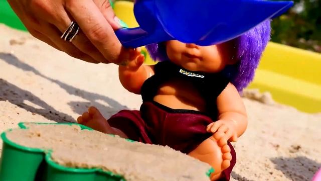 Куклы играют в песочнице! — Игры с песком для самых маленьких. Куличики и формочки смотреть онлайн