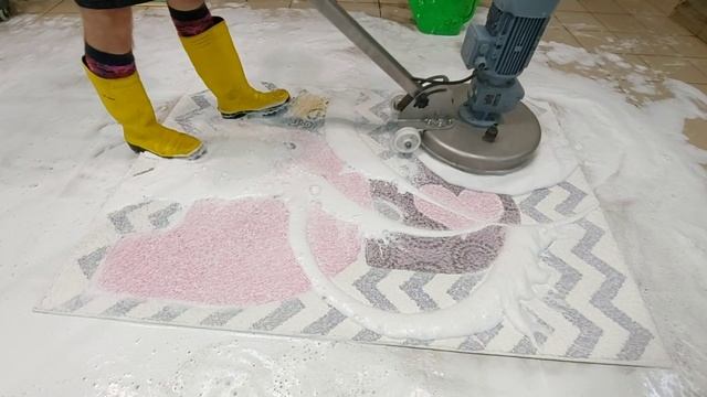 Нежный детский коврик бережно постирали в цехе / Children's rug was carefully washed in the worksho смотреть онлайн