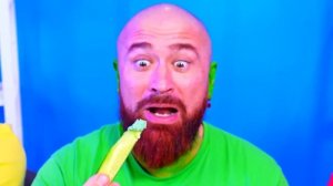 ЕДИМ ЕДУ ОДНОГО ЦВЕТА ЧЕЛЛЕНДЖ !