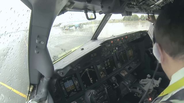Загляните в кабину пилотов Боинг-737! Вылет из дождливого Краснодара #boeing737 #aviation