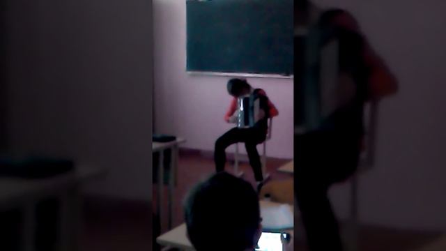 Девочка играет на баяне. смотреть онлайн