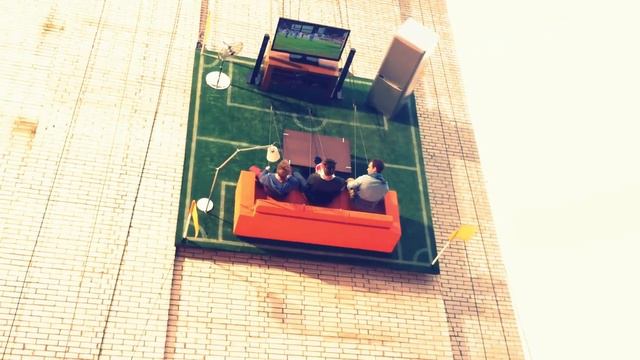 Ярые фанаты смотрят футбол на стене! ЖЕСТЬ!