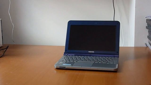 Checking out the Toshiba mini nb200 netbook смотреть онлайн