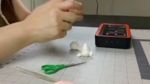 Фигурка из мастики за три минуты . Украшение для торта